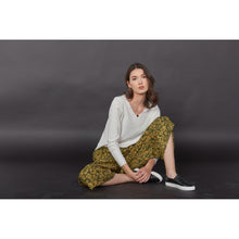 Load image into Gallery viewer, Flower Women&#39;s 3/4 Pants in Olive PP0314 020198 01